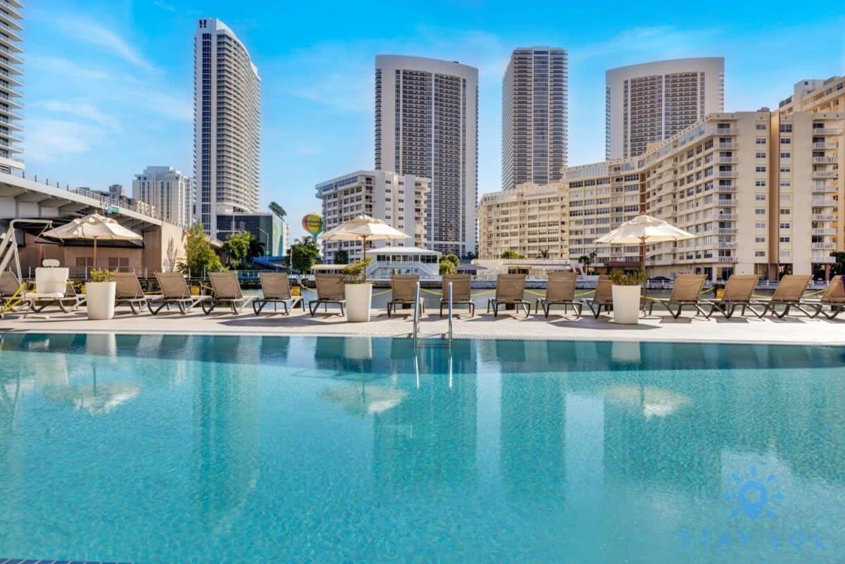 Balcony - Pool - Near Beach - Gym Халландейл-Бич Экстерьер фото